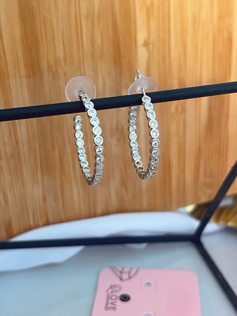 Argola média cravejada prata - comprar online