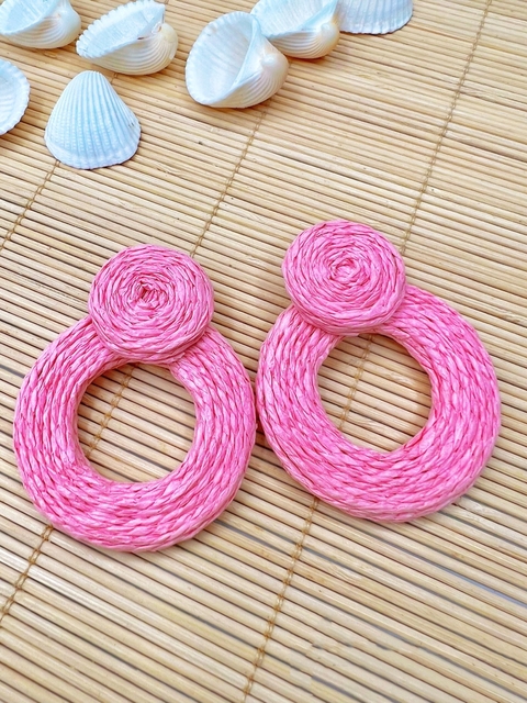 Brinco de palha na cor rosa