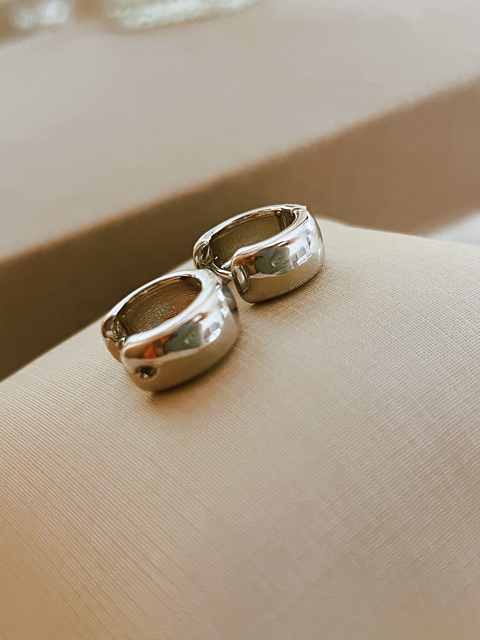 Argola média boleada prata - comprar online