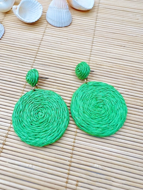 Brinco de palha na cor verde