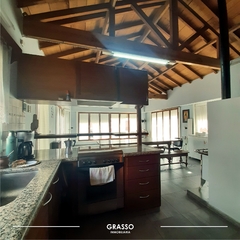 CASA SOBRE TRES LOTES CON PISCINA - STROBEL Y UNAMUNO - comprar online
