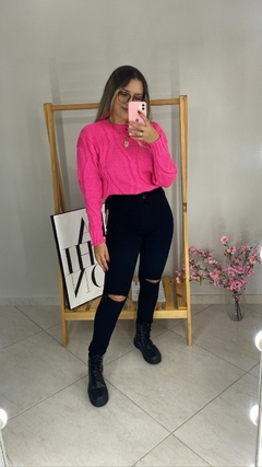 Calça skinny preta com rasgo na internet