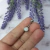 Piercing ombligo blanco detalles tornasol