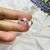 Anillo acero blanco corazones con relieve en internet