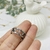 Anillo doble línea centro corazones en internet