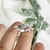 Anillo acero blanco flecha strass en internet