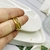 Anillo dorado nudo detalle en internet
