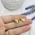 Aros dorados corazon con relieve en internet