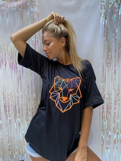 Remera oversize Lobo en internet