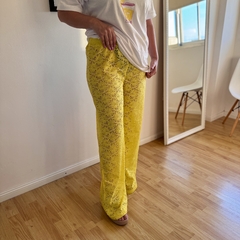 Pantalón de encaje amarillo en internet