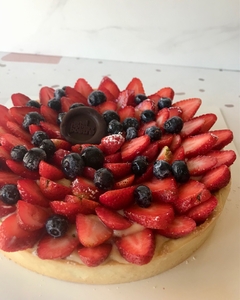 Tarta de frutillas frescas y arándanos