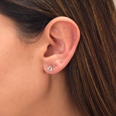 Brinco Triângulo Cravejado Colors banhado em ouro 18k