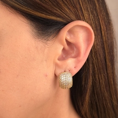 Brinco Meia Argola Largo Cravejado Cristal banhado em ouro 18k