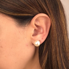 Brinco Pérola G banhado em ouro 18k