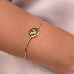 Bracelete Letra V Cravejada Click banhado em ouro 18k