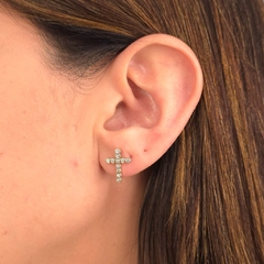 Brinco Cruz Micro Zircônia folheado em ouro 18k