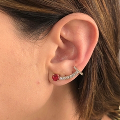 Brinco Ear Cuff Redondo Cravejado Rubi banhado em ouro 18k