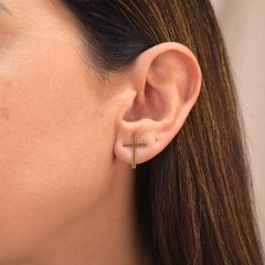 Brinco Cruz Lisa banhado em ouro 18k