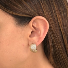 Brinco Meia Argola Largo Cravejado Cristal banhado em ouro 18k - comprar online