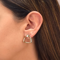 Brinco Triangular Orgânico Vazado banhado em ouro 18k