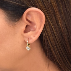 Brinco Argola Três Zircônias banhado em ouro 18k