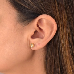 Brinco Ponto de Luz Cristal Redondo banhado em ouro 18k