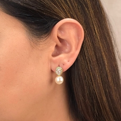 Brinco Oval Cravejado Cristal Pérola banhado em ouro 18k