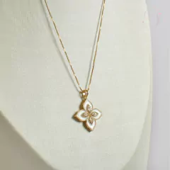 Colar Flor Trevo Branco banhado em ouro 18k - Mirna Cortat Semijoias -  Semijoias e Joias em Prata 925