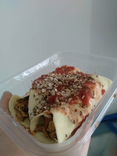 Arrollados en masa rellenos con arroz y legumbre x2 u con salsa natural de tomate.