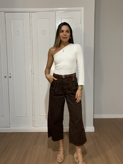 Calça pantacourt cor café na internet