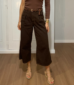 Calça pantacourt cor café