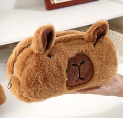 CARTUCHERA PELUCHE CAPYBARA