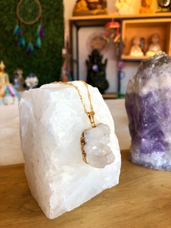 Colar Drusa de Quartzo Transparente - dourado