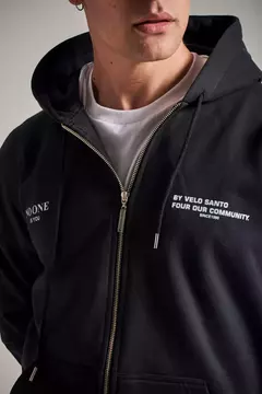 Campera No one en internet