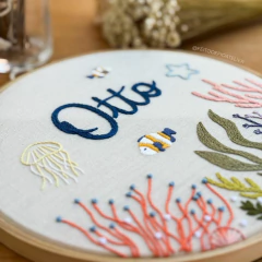 Porta Maternidade Bastidor Bordado - Feito de Fio Atelier