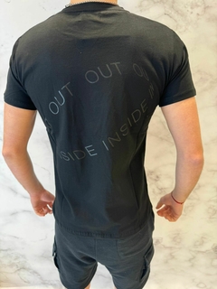 Remera Out Insade