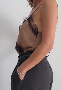 Musculosa lencera con encaje cruzado en internet