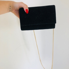 Bolsa Tiracolo Veludo Preta Alça Corrente Dourada