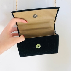 Bolsa Tiracolo Veludo Preta Alça Corrente Dourada - comprar online