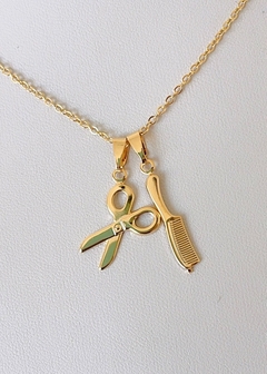 Colar Gargantilha com Pingente Tesoura e Pente Cabelereiro Dourado Banhado a Ouro 18k - comprar online