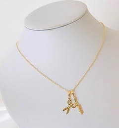 Colar Gargantilha com Pingente Tesoura e Pente Cabelereiro Dourado Banhado a Ouro 18k
