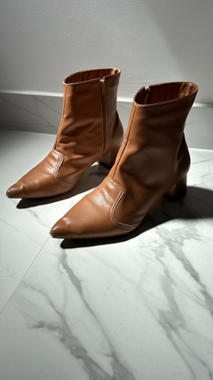 Imagem do Bota Feminina Cano Curto Bico Fino Salto Grosso 38