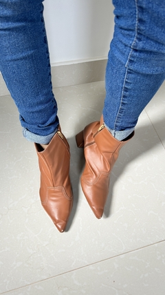 Bota Feminina Cano Curto Bico Fino Salto Grosso 38 - comprar online
