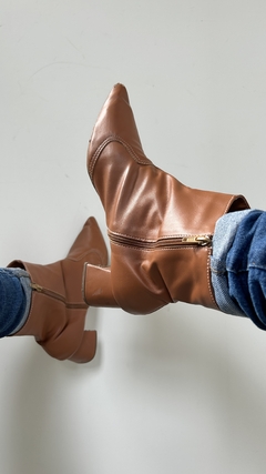 Imagem do Bota Feminina Cano Curto Bico Fino Salto Grosso 38