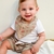CONJUNTO DE BEBÊ COM BODY MANGA CURTA + SHORTS SARUEL E BABADOR ESTAMPA NATUREZA BEGE VERÃO (3 PEÇAS) - loja online