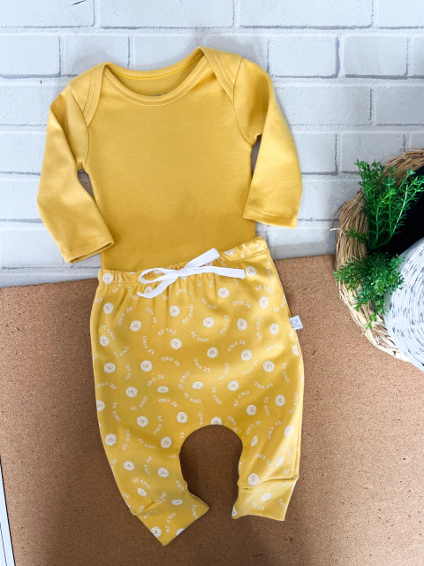 CONJUNTO DE BEBÊ BODY MANGA LONGA + CALÇA SARUEL AMARELO COM ESTAMPA CORRIDA BE KIND