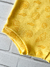 MACAQUINHO DE BEBÊ CURTO CONCHAS AMARELO - Nido Mini | Moda Bebê