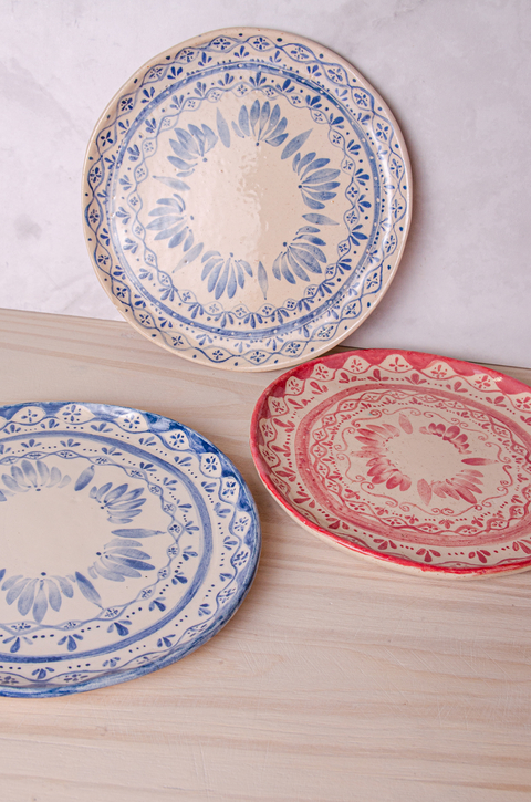 Plato Escandinavo de Cerámica Artesanal – Pintado a Mano – 23 cm