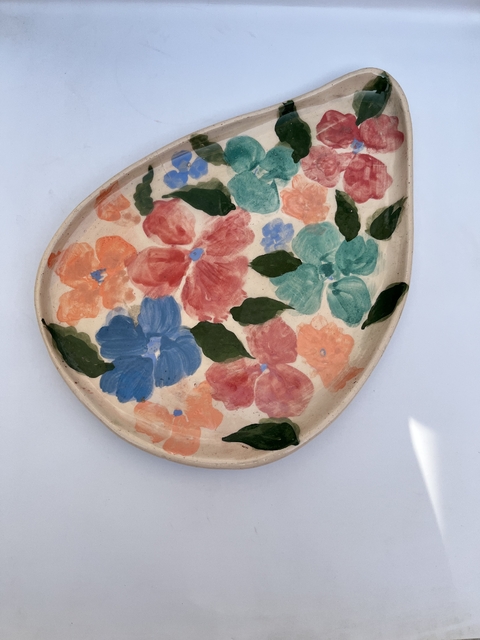 Bandeja irregular floral pintada a mano – Colección Flor de Primavera