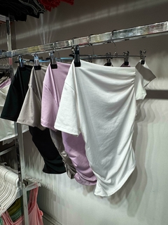 Remera irregular frunces emporio - tienda online